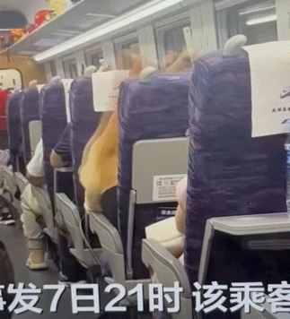 [뉴시스] 중국의 한 고속열차에서 여성이 다리를 든 채 체조동작을 하는 모습.(사진=신경보) *재판매 및 DB 금지