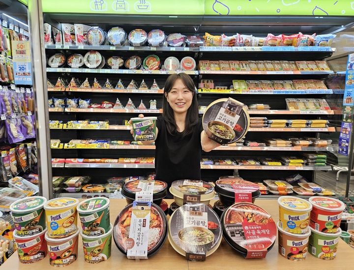 [서울=뉴시스] 폭염이 꺾이고 선선한 가을 날씨로 접어드는 가운데, 편의점 CU가 다가올 추위를 대비해 국·탕·찌개 국물류 상품군 강화에 나섰다고 10일 밝혔다. (사진=BGF리테일 제공) *재판매 및 DB 금지