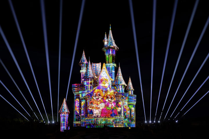 [부산=뉴시스] 신규 야간 멀티미디어 맵핑쇼 '글로리 라이츠'(GLorry Lights) (사진=롯데월드 어드벤처 부산 제공) 2025.09.10. photo@newsis.com *재판매 및 DB 금지