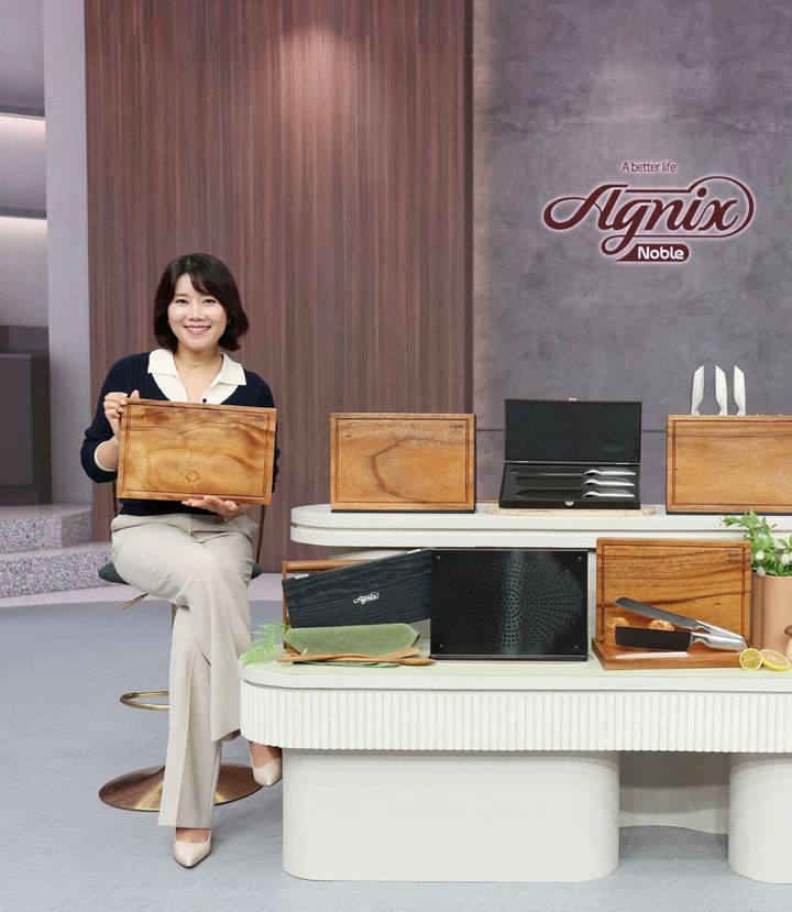 [서울=뉴시스] KT알파 쇼핑이 주방용품 전문기업 '대명아이넥스(아이넥스)'의 프리미엄 브랜드 '아그닉스 노블' 신상품을 단독 론칭하고 오직 방송에서만 50% 초특가 할인에 15만원 상당의 상품 추가 구성 혜택을 제공한다고 10일 밝혔다. (사진=KT알파쇼핑 제공) *재판매 및 DB 금지