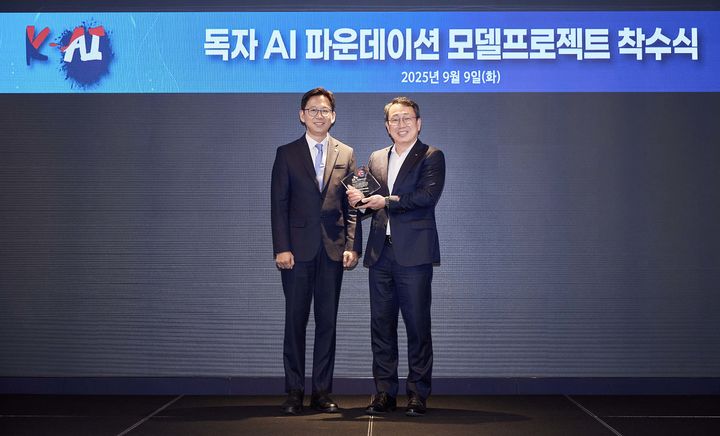 [서울=뉴시스] 과학기술정보통신부는 지난 9일 오후 서울 르메르디앙 서울 호텔에서 독자 AI 파운데이션 모델 프로젝트 착수식을 열었다. 배경훈 과기정통부 장관(왼쪽)이 유영상 SK텔레콤 최고경영자(CEO)에게 'K-AI' 앰블럼이 새겨진 상패를 수여하는 모습 (사진=SK텔레콤 제공) *재판매 및 DB 금지