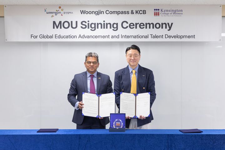 [서울=뉴시스]서종윤(오른쪽) 웅진컴퍼스 대표이사와 스바라자 수브라마니암 켄싱턴대학교 브루나이캠퍼스 총장.(사진=웅진 제공) 2025.09.10. photo@newsis.com *재판매 및 DB 금지