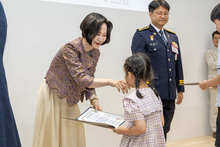 롯데장학재단 장혜선 이사장이 장학생에게 장학증서를 수여하며 인사를 나누고 있다. (사진=롯데장학재단 제공) *재판매 및 DB 금지