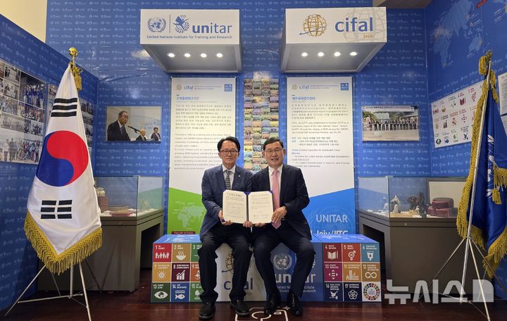 [제주=뉴시스] 고승철(왼쪽) 제주관광공사 사장과 신성철 UNITAR 제주국제연수센터 소장이 지난 9일 도내 일원에서 제주의 글로벌 위상 강화 및 지속 가능한 관광 활성화를 위한 업무협약을 체결한 후 기념촬영하고 있다. (사진=제주관광공사 제공) 2025.09.10. photo@newsis.com *재판매 및 DB 금지