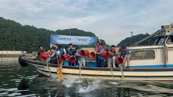 [진주=뉴시스]국토안전관리원 김규선 본부장과 직원들이 참돔 유어를 방류하고 있다.(사진=국토안전관리원 제공).2025.09.10.photo@newsis.co *재판매 및 DB 금지