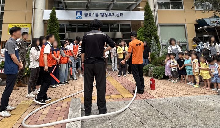 [수원=뉴시스] 합동소방훈련. (사진=광교1동 행정복지센터 제공) 2025.09.10. photo@newsis.com *재판매 및 DB 금지