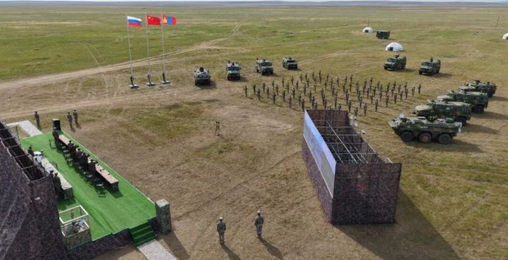 [서울=뉴시스] 중국, 러시아, 몽골이 8일부터 9일까지 실시한 첫 합동 군사훈련 ‘국경 방위 협력-2025’ 참가 3국 병사들이 국경 지역에 모여 있다.(출처: 해방군보) 2025.09.10.&nbsp; *재판매 및 DB 금지