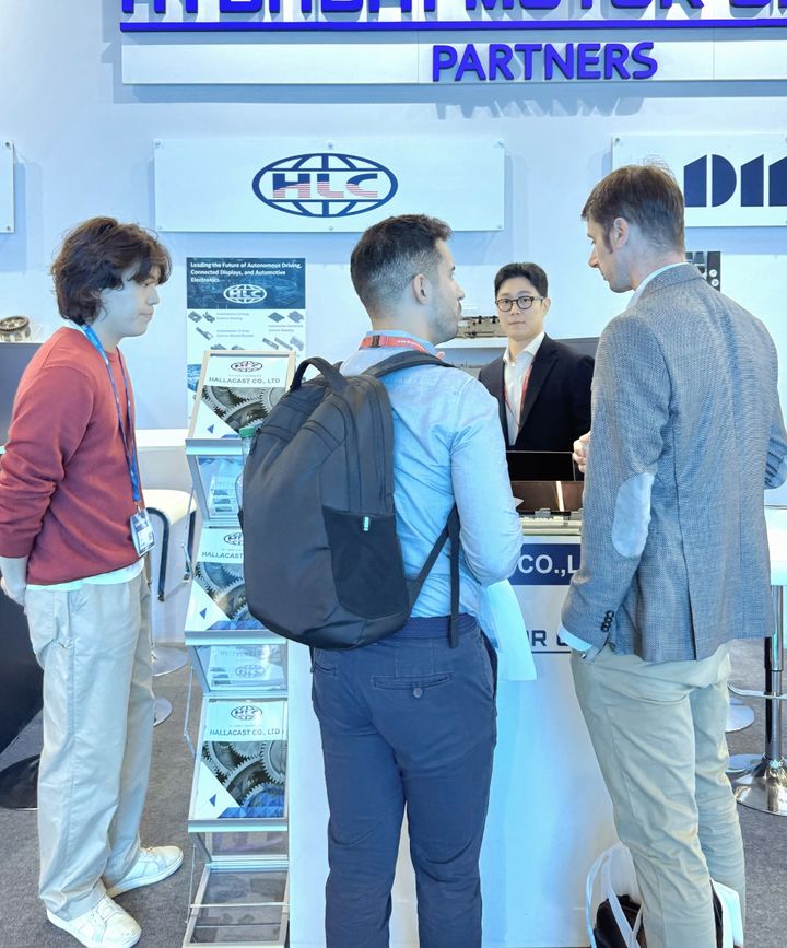 지난 9일 뮌헨에서 개막한 IAA 2025에서 한라캐스트 부스에 손님들이 방문하고 있다. (사진=한라캐스트) *재판매 및 DB 금지