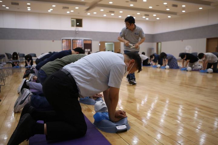 [서울=뉴시스] 은평구청 전 직원 대상 심폐소생술 교육 모습. 2025.09.10. (사진=은평구 제공) *재판매 및 DB 금지