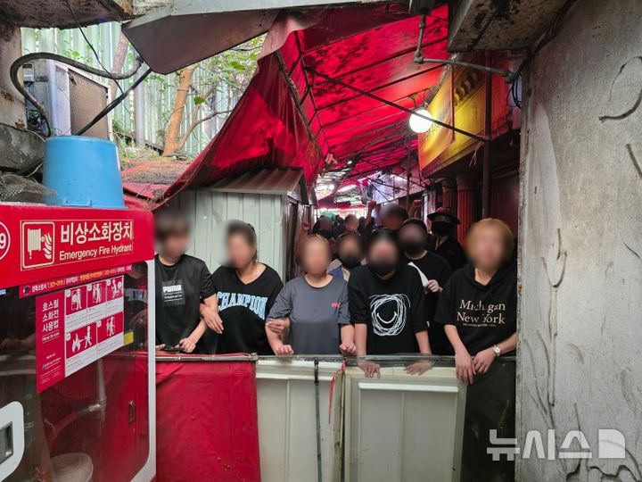 [서울=뉴시스] 김상윤 수습기자 = 지난달 10일 오전 서울 성북구 신월곡1구역 재개발 현장에서 강제 철거에 반발한 주민과 미아리성노동자이주대책위원회 관계자들이 골목 입구를 지키며 집행을 막고 있다. 2025.09.10. kimsy@newsis.com