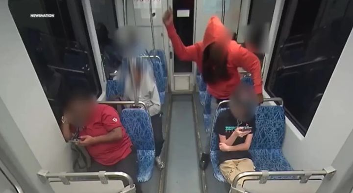 [서울=뉴시스] 8월 22일 미국 노스캐롤라이나 샬럿의 한 전철 안에서 우크라이나 출신 난민이 공격을 받아 숨지는 사건이 발생했다. 백악관은 해당 사건을 강력 비판하고 나섰다. 사진은 사건 당시 영상 캡처본. (사진 = 폭스뉴스 캡처) 2025.09.10. *재판매 및 DB 금지