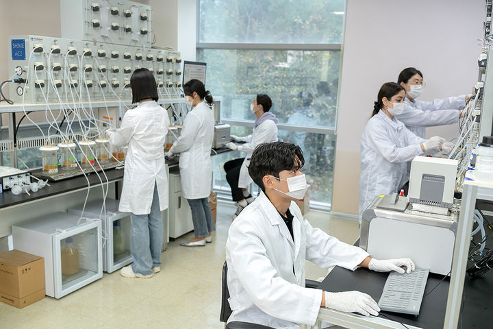 [천안=뉴시스]순천향대 연구실에서 실험실습을 진행하는 학생 모습.(사진=순천향대학교 제공) 2025.09.10. photo@newsis.com. *재판매 및 DB 금지