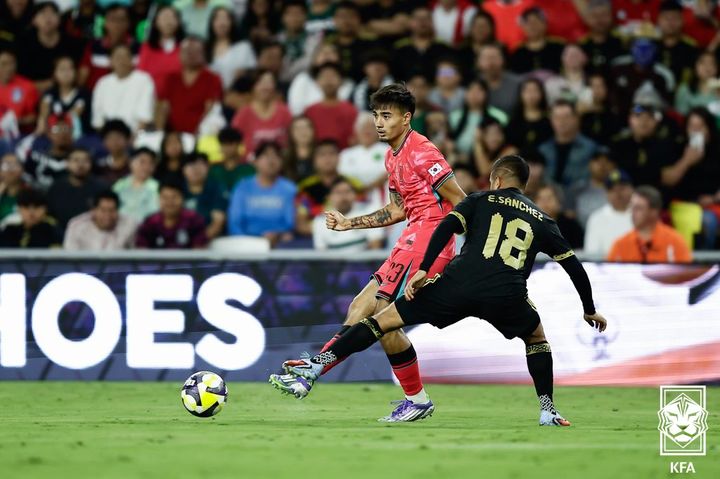 [서울=뉴시스]축구대표팀 혼혈 미드필더 카스트로프 첫 선발 데뷔전. (사진=대한축구협회 제공)