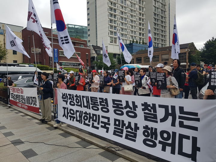 [대구=뉴시스] 정창오 기자=구국대구본부 등 보수 성향 시민단체들이 10일 오전 대구시청 산격청사 앞에서 '박정희 전 대통령 기념사업 지원조례 폐지안' 부결을 촉구하는 기자회견을 열고 있다. 2025.09.10 jco@newsis.com