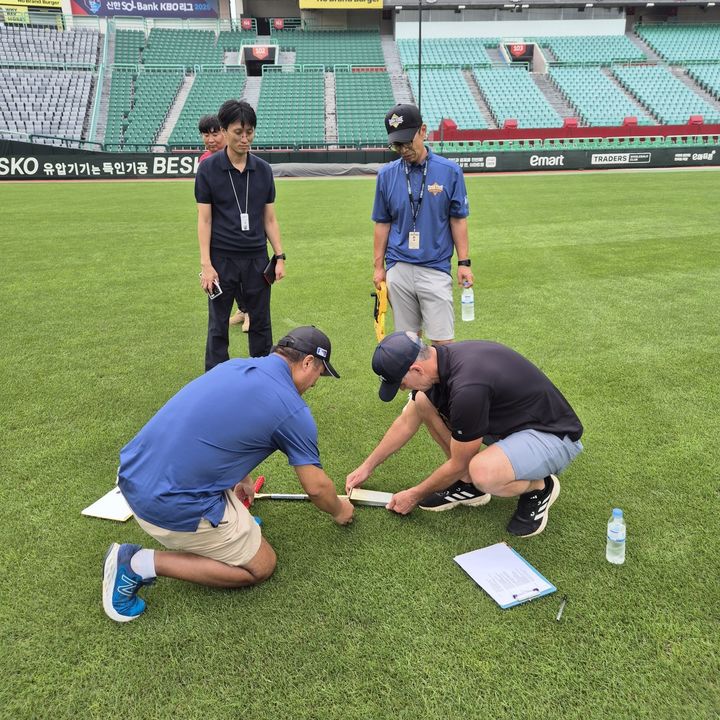 [서울=뉴시스]한국야구위원회(KBO)가 구장 관리 운영 매뉴얼 강화에 나선다고 10일 밝혔다. (사진=KBO 제공) 2025.09.10. photo@newsis.com *재판매 및 DB 금지