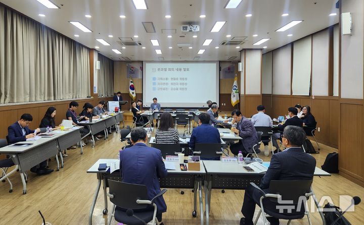 [창원=뉴시스]9일 오후 경남연구원 가야대회의실에서 부산·경남 행정통합 공론화위원회 제10차 회의 및 분과별 회의가 열리고 있다.(사진=경남도 제공) 2025.09.10. photo@newsis.com