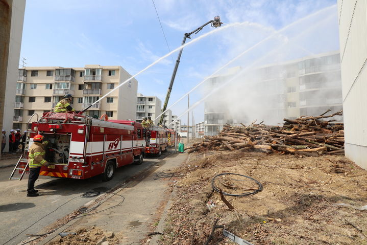 [창원=뉴시스] 강경국 기자 = 재건축 건축물을 활용한 창원소방본부 실전 훈련. (사진=창원시청 제공). 2025.09.10. photo@newsis.com *재판매 및 DB 금지