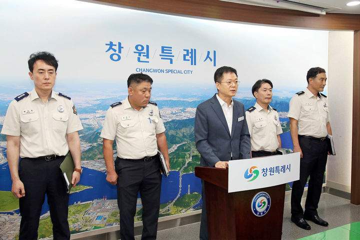 [창원=뉴시스] 강경국 기자 = 이상기 경남 창원소방본부장이 10일 창원시청 프레스센터에서 재건축 건축물을 활용한 창원소방본부 실전 훈련과 관련해 브리핑을 하고 있다. (사진=창원시청 제공). 2025.09.10. photo@newsis.com *재판매 및 DB 금지