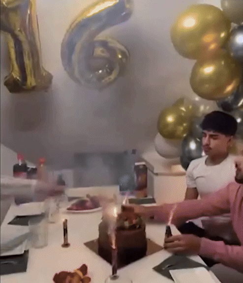 [뉴시스]케이크 위 촛불로 잘못 꽂은 폭죽이 터지는 순간이다. (사진=더선) 2025.9.9 *재판매 및 DB 금지