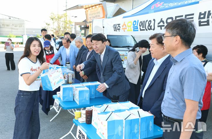 [전주=뉴시스]윤난슬 기자 = 우범기 전주시장은 10일 오전 덕진구 신복로 유니온시티 주차장에서 산단 노동자들에게 아침 식사를 배부했다. (사진=전주시 제공) 2025.09.10. photo@newsis.com
