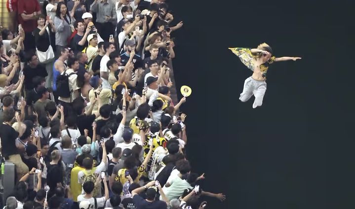 [서울=뉴시스] 일본 간사이지방을 연고로 하는 일본프로야구(NPB) 구단 한신 타이거스가 센트럴리그 조기 우승을 확정하자, 흥분한 팬들이 오사카 도톤보리강에 잇따라 뛰어드는 진풍경이 벌어졌다. (사진=산케이신문 갈무리) 2025.09.10 *재판매 및 DB 금지