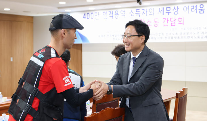 임광현 국세청장이 10일 서울지방국세청에서 열린 '400만 인적용역 소득자의 세무상 어려움 해소를 위한 현장소통 간담회'에서 참석자와 인사를 나누고 있다.(사진 : 국세청 제공) 2025.9.10. *재판매 및 DB 금지