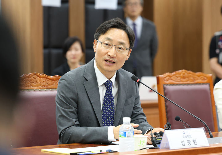 임광현 국세청장이 10일 서울지방국세청에서 전국배달라이더협회, 한국대리운전기사연합회, 한국노총 플랫폼배달지부, 민주노총 라이더유니온지부, 한국플랫폼프리랜서노동공제회 등 인적용역 소득자 단체들과 간담회를 진행하고 있다.(사진 : 국세청 제공)&nbsp; 2025.9.10.&nbsp; *재판매 및 DB 금지