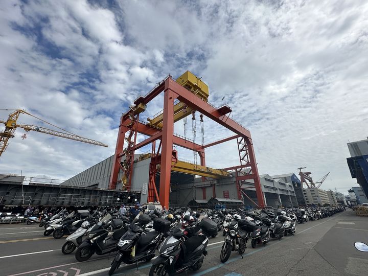 [울산=뉴시스] 백호선 HD현대중공업 노조 지부장이 지난 10일 오전 울산 본사 내 40m 높이의 턴오버 크레인에 올라가 고공 농성을 시작했다. (사진=HD현대중공업 노동조합 제공) 2025.09.10. photo@newsis.com *재판매 및 DB 금지