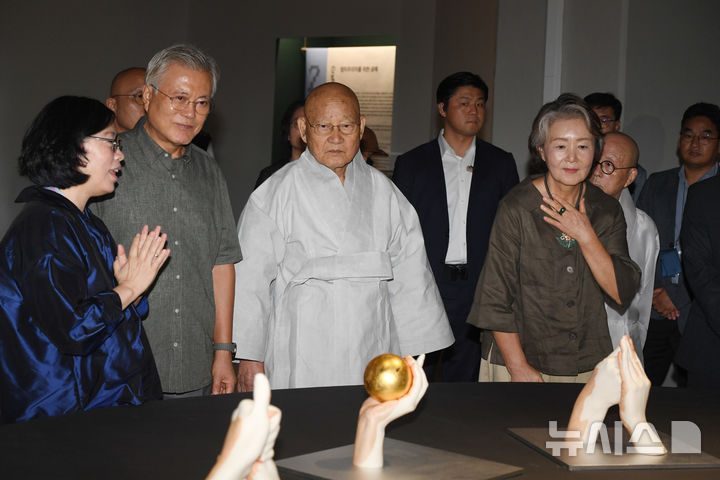 [청주=뉴시스] 문재인 전 대통령이 10일 충북 청주시 청원구 문화제조창에 마련된 청주공예비엔날레를 찾아 성파스님, 김정숙 여사와 함께 전시된 작품을 관람하고 있다. (사진= 충북사진공동취재단 제공) 2025.09.10. photo@newsis.com