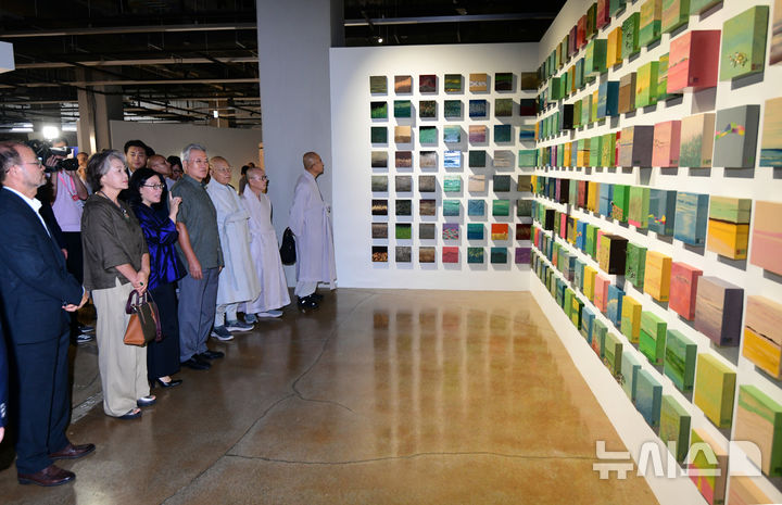 [청주=뉴시스] 문재인 전 대통령이 10일 충북 청주시 청원구 문화제조창에 마련된 청주공예비엔날레를 찾아 김정숙 여사, 성파 스님과 함께 전시된 작품을 관람하고 있다. (사진= 충북사진공동취재단 제공) 2025.09.10. photo@newsis.com