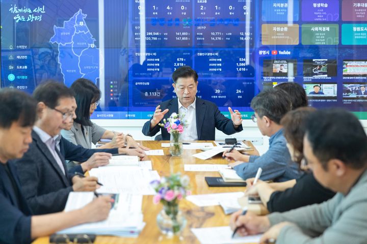[광명=뉴시스] 박승원 경기 광명시장이 10일 시청 집무실에서 아동 보호 강화를 위한 긴급회의를 열고 '광명안전단' 구성을 지시하고 있다. (사진=광명시 제공) 2025.09.10. photo@newsis.com *재판매 및 DB 금지