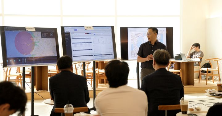 [대전=뉴시스] ETRI 연구진이 다중 모니터를 통해 해양전용 IoT 통신망 관제·운영 화면을 시연하고 있다.(사진=ETRI 제공) *재판매 및 DB 금지