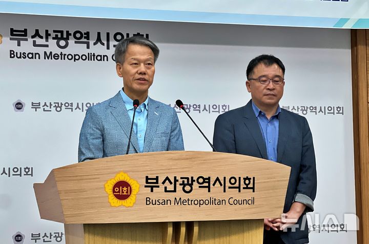 [부산=뉴시스] 조용언 부산경실련 공동대표(왼쪽)와 도한영 부산경실련 사무처장이 10일 부산시의회 브리핑룸에서 기자회견을 열고 국민의힘·더불어민주당 부산 지역 국회의원 18명에 대해서 1년차 의정활동 평가 결과를 발표했다.