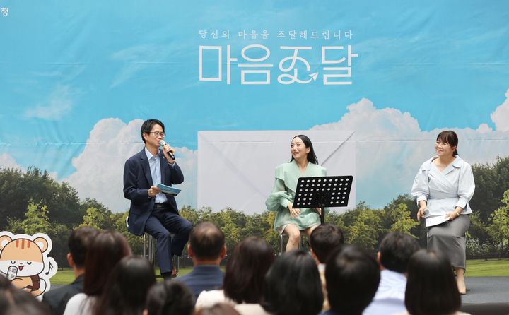 [대전=뉴시스] 김양수 기자 = 백승보 조달청장(왼쪽 첫번째)이 10일 정부대전청사 중앙홀에서 가수 정인(가운데)과 함께 '마음조달' 공연을 진행하고 있다. 이날 백 청장은 마음조달로 접수된 국민·기업의 다양한 사연을 소개했고 정인은 대한민국의 성장을 기원하며 '오르막길'을 라이브로 열창했다.(사진=조달청 제공).2025.09.10. photo@newsis.com *재판매 및 DB 금지