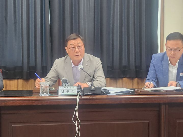 [합천=뉴시스] 서희원 기자= 10일 김윤철 합천군수가 합천영상테마파크 숙박시설(합천호텔) 조성사업과 관련하여 설명하고 있다.&nbsp;&nbsp; 2025. 09. 10. shw1881@newsis.com *재판매 및 DB 금지