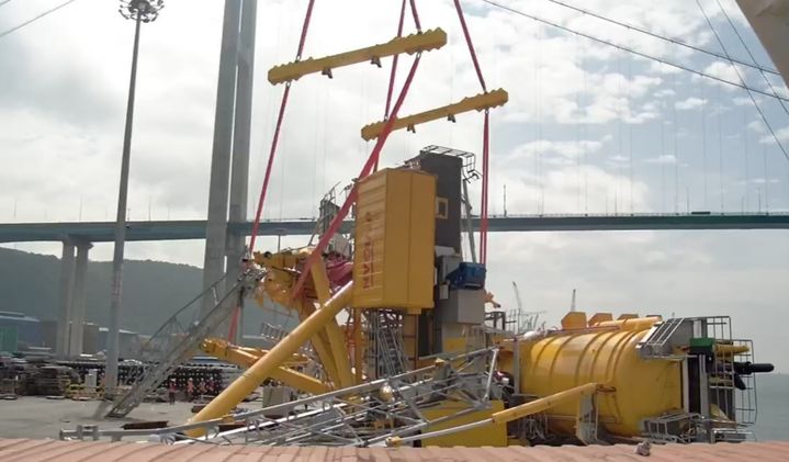 [울산=뉴시스] 박수지 기자 = 10일 오전 울산시 동구 방어동 염포부두에서 하역 작업 중이던 해상 크레인이 전도됐다. (사진=울산소방본부 제공) 2025.09.10. photo@newsis.com *재판매 및 DB 금지