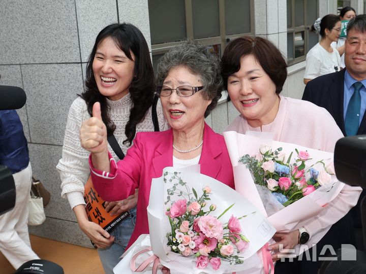 [부산=뉴시스] 하경민 기자 = 10일 오후 부산 연제구 부산지법에서 중상해 혐의로 기소된 최말자씨의 재심 선고공판이 열린 가운데 무죄를 선고받은 최씨가 법원 밖으로 나와 미소를 짓고 있다. 2025.09.10. yulnetphoto@newsis.com