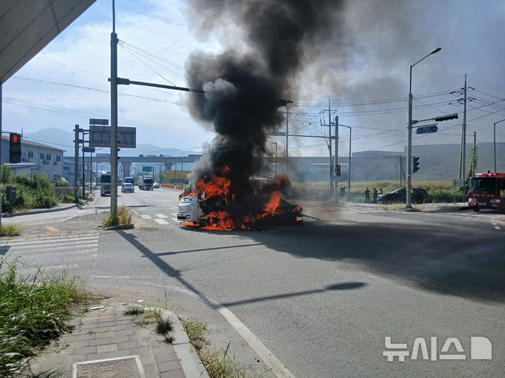 음성서 화물차 주행 중 화재…2명 부상