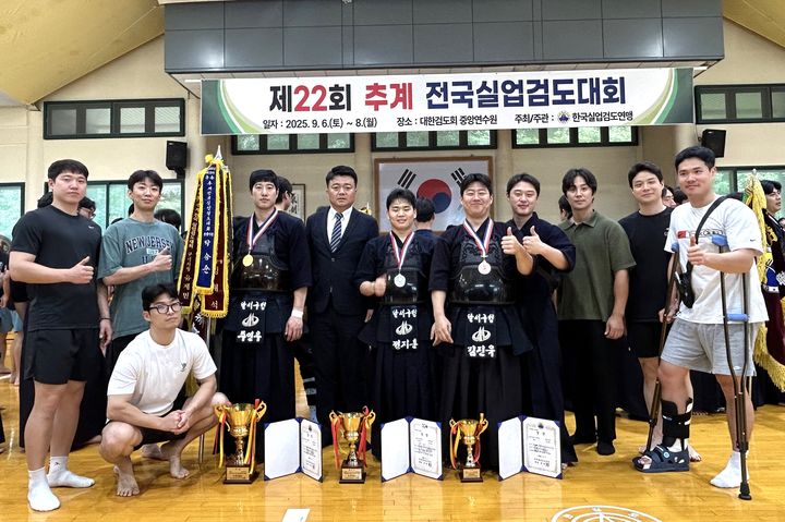 [대구=뉴시스] 대구 달서구청 검도부가 제22회 추계 전국실업검도대회 개인전에서 3명이 입상했다. (사진=대구 달서구 제공) 2025.09.10. photo@newsis.com&nbsp; *재판매 및 DB 금지