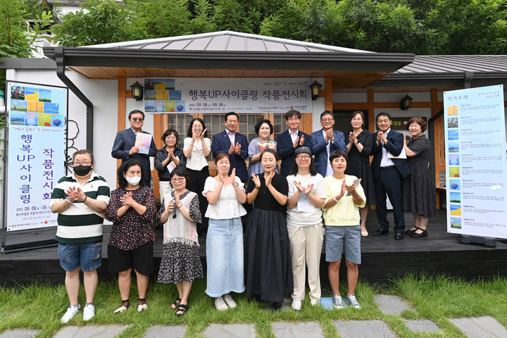 [대구=뉴시스] 대구 남구는 자활사업 참여자들이 직접 작가로 참여하는 '행복 UP 사이클링 갤러리 전시회'를 개최했다. (사진=대구 남구 제공) 2025.09.10. photo@newsis.com&nbsp; *재판매 및 DB 금지