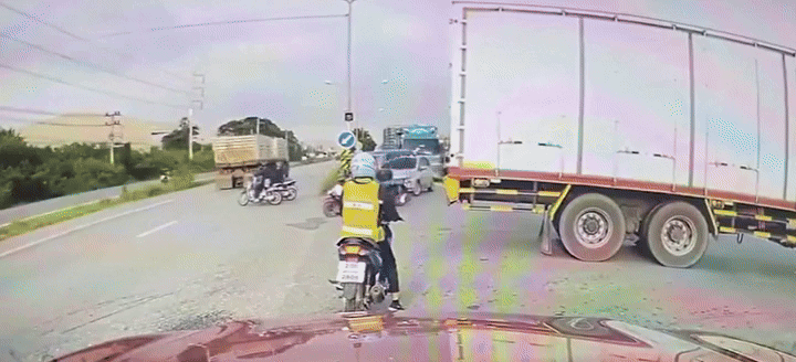 [뉴시스]화물 트럭이 대기 중인 오토바이 운전자를 덮치는 사고가 발생했다. (사진=docnhanh) 2025.9.7 *재판매 및 DB 금지