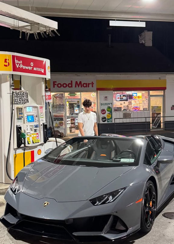 [뉴시스] ‘CAL AI’라는 번호판이 달린 람보르기니를 타고 수업에 가는 모습을 공개해 화제를 모았다. (사진=인스타그램/zachyadegari 캡쳐).2025.09.10 *재판매 및 DB 금지