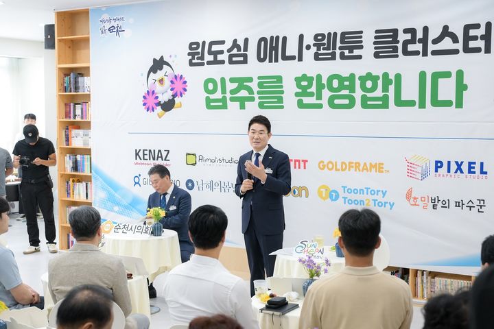 [순천=뉴시스] 노관규 순천시장이 순천 웹툰 허브센터 입주 기업을 환영하고 있다. (사진=순천시 제공) 2025.09.10. photo@newsis.com *재판매 및 DB 금지
