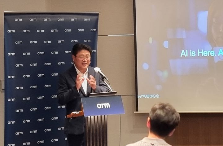 [서울=뉴시스]이지용 기자 = 황선욱 Arm 코리아 사장이 10일 서울 롯데호텔에서 열린 기자간담회에서 루멕스에 대해 설명하고 있다. 2025.09.10. leejy5223@newsis.com *재판매 및 DB 금지