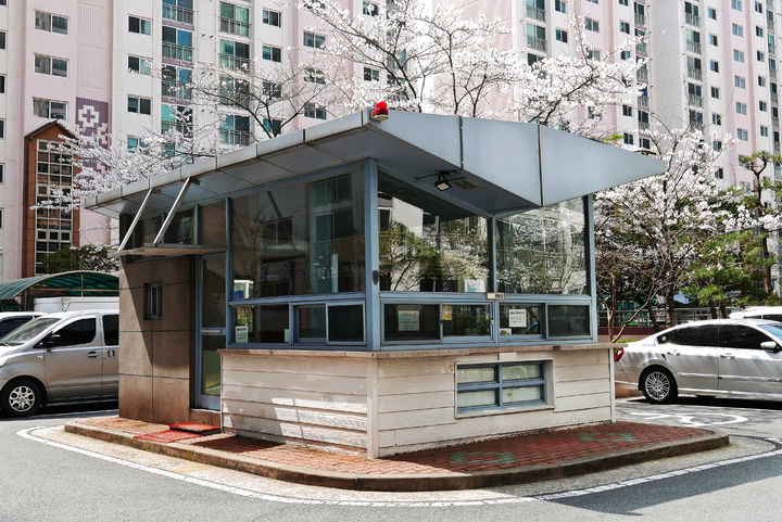 [뉴시스] 대단지 아파트의 경비실 전경. /사진은 기사와 관련 없음. (사진=유토이미지) *재판매 및 DB 금지