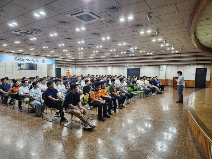 [대구=뉴시스] 대구북부소방서는 10일 조창훈 한림국제대학원대학교 교수를 초청해 직원 청렴·친절 교육을 실시했다. (사진=대구북부소방서 제공) 2025.09.10. photo@newsis.com *재판매 및 DB 금지