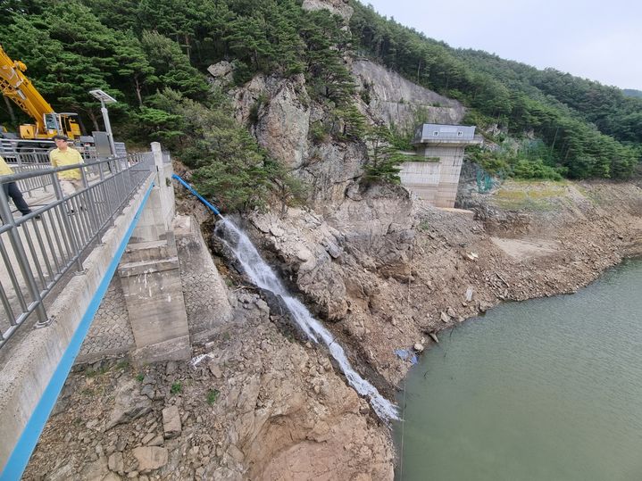 [세종=뉴시스] 한국농어촌공사는 가뭄으로 인한 '용수 부족' 우려 지역을 중심으로 농업용수 공급에 총력을 기울이고 있다고 10일 밝혔다. 사진은 농어촌공사가 오봉저수지 가뭄 대응을 위해 저수지에 물을 채우고 있는 모습. (사진=농어촌공사) 2025.09.10. photo@newsis.com *재판매 및 DB 금지