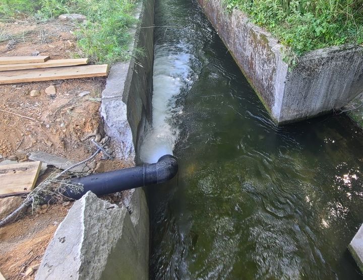 [세종=뉴시스] 한국농어촌공사는 가뭄으로 인한 '용수 부족' 우려 지역을 중심으로 농업용수 공급에 총력을 기울이고 있다고 10일 밝혔다. 사진은 농어촌공사가 오봉저수지 가뭄 대응을 위해 저수지에 직접 급수하고 있는 모습. (사진=농어촌공사) 2025.09.10. photo@newsis.com *재판매 및 DB 금지