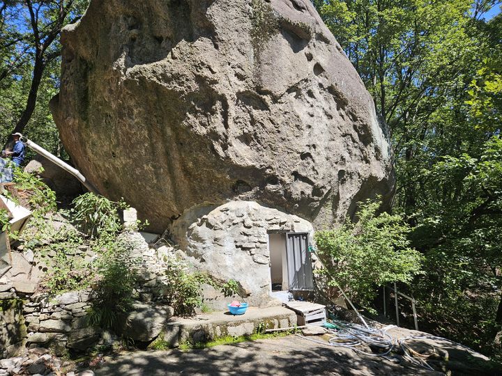 [남양주=뉴시스] 이호진 기자 = 불암산 거암 밑에 지어진 무속인의 굿당. 2025.09.10. asake@newsis.com *재판매 및 DB 금지