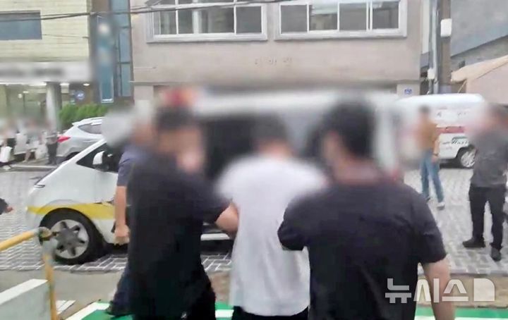 [제주=뉴시스] 제주해양경찰청이 9일 오후 제주시 연동 소재 건물에서 밀입국 피의자 30대 중국인 남성을 검거하고 있다. (사진=제주해양경찰청 제공) 2025.09.10. photo@newsis.com 